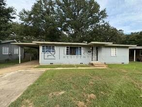 Building Photo - 3030 Oak Forest Dr