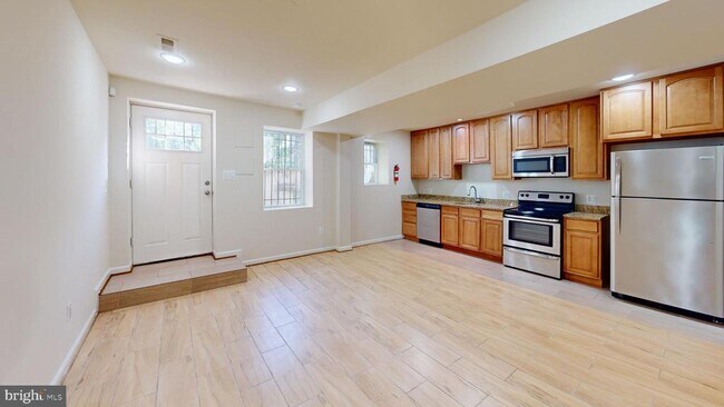 Building Photo - 607 Kenyon St NW