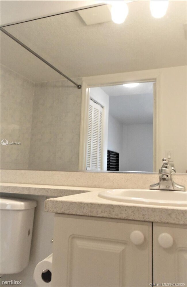 Building Photo - 1 br, 1.5 bath  - 1918 Brickell Ave