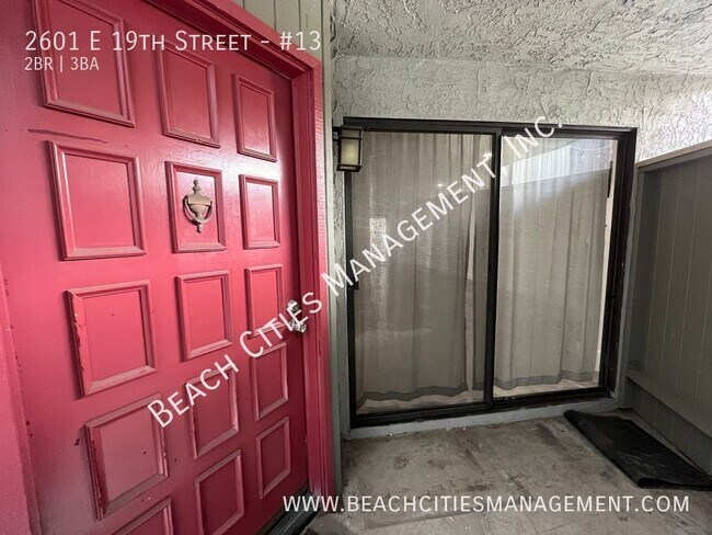 Building Photo - Large 2 Bedroom Townhouse in Signal Hill w...