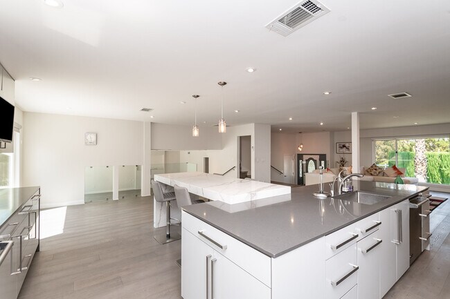 Kitchen - 11401 Dylan Plz