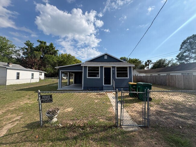 Foto del edificio - 3 Bed / 2 Bath Single-Family Home Near Downtown Eustis