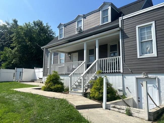 Building Photo - 613 Fremont St