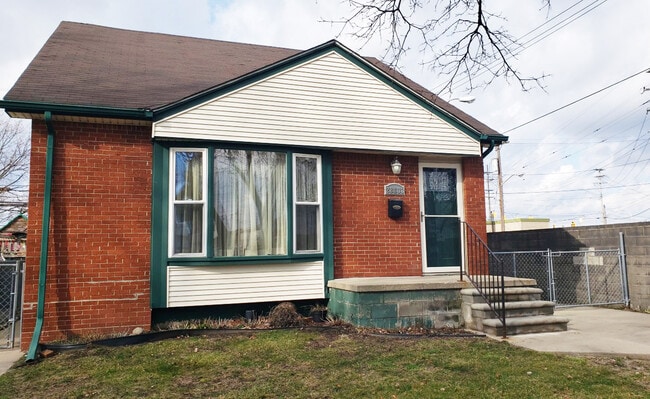 Foto del edificio - 28833 Groveland St