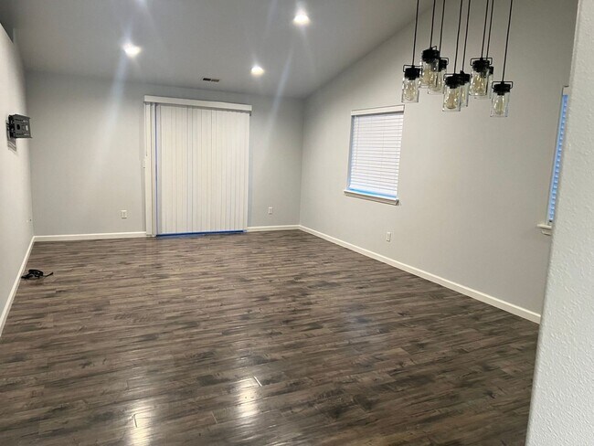 Building Photo - 3 Bedroom Home