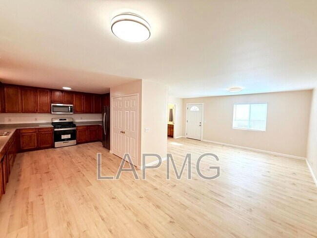 Building Photo - 762 W 21st St