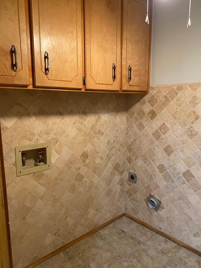 Building Photo - 3408 Gladstone Ln
