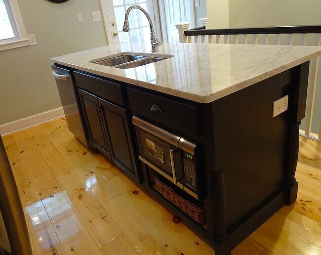 Island con horno de microondas y lavaplatos - 3037 Keswick Rd