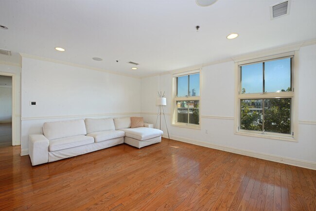 Building Photo - 812 Grand St