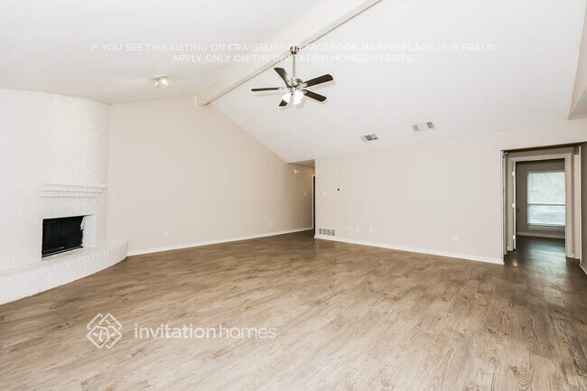 Foto del edificio - 6402 Big Springs Dr