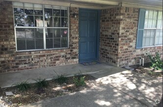 Building Photo - 1920 Briar Oaks Dr