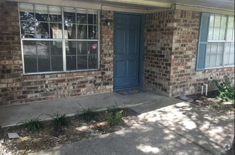 Building Photo - 1920 Briar Oaks Dr