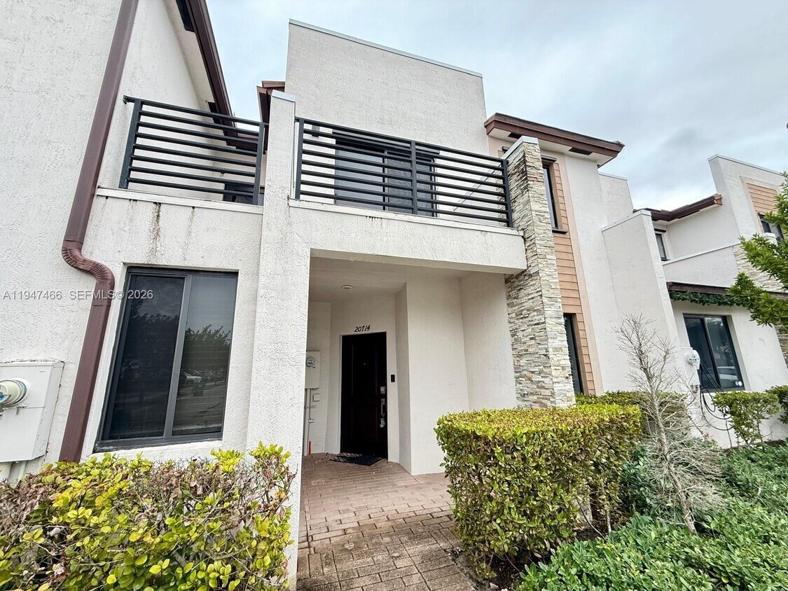 Photo - $2,800 20714 NE 5th Ct #20714