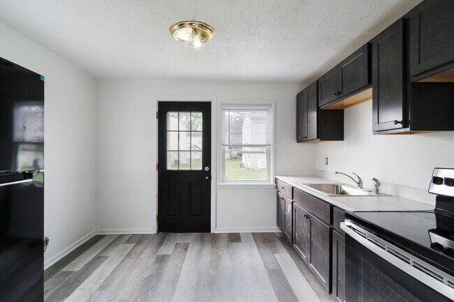 Building Photo - Now Pre-leasing: 4BR Townhouses in Scenic ...