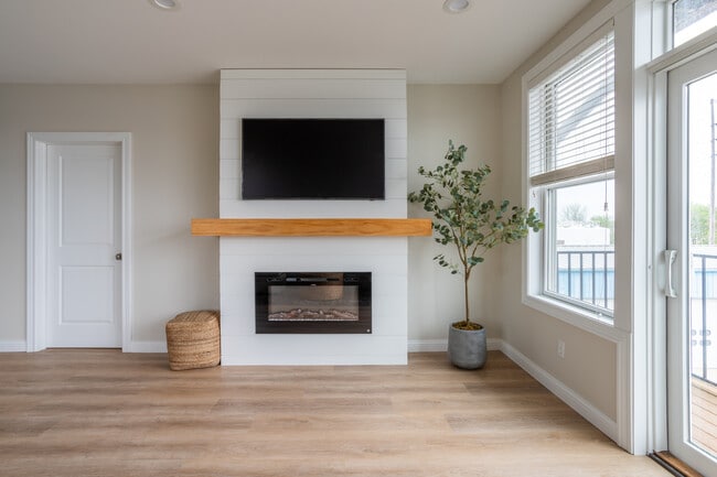 Family Room w/ Smart TV & Electric Fireplace - 1221 Broad St