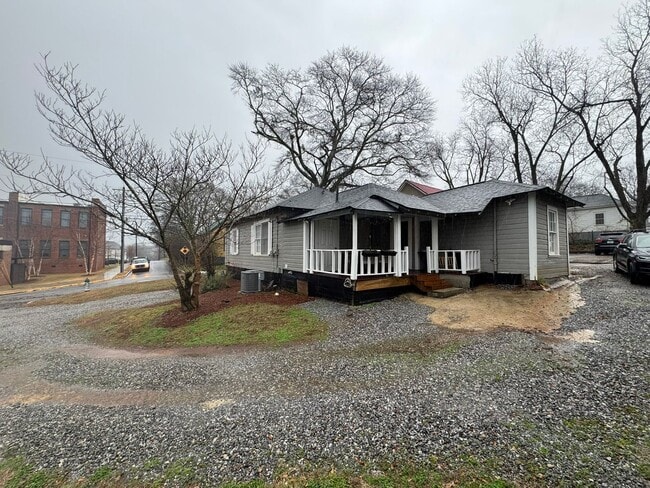 Photo - Awesome 3 Bed Close to Campus House