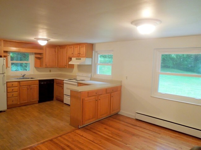 Building Photo - 411 Hillcrest Cir