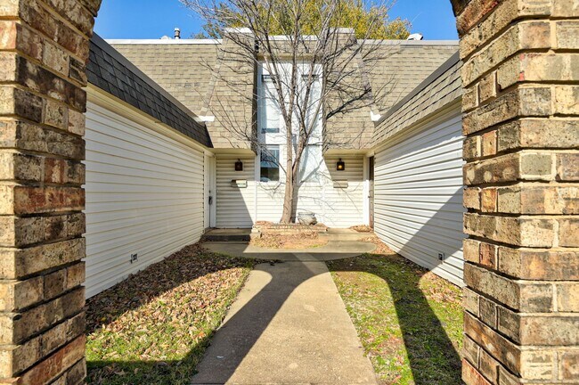 Foto del edificio - Charming and Spacious 2BD/1.5BTH Duplex Ne...