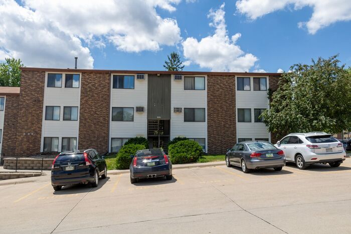 Foto principal - $1,025 | 2 Bedroom, 1 Bathroom Apartment |...