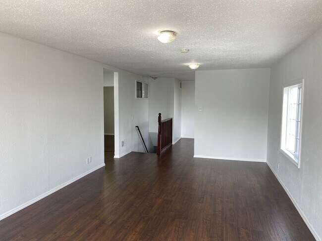 Building Photo - Single-Family Home 4BD/3BA Is Immediately ...