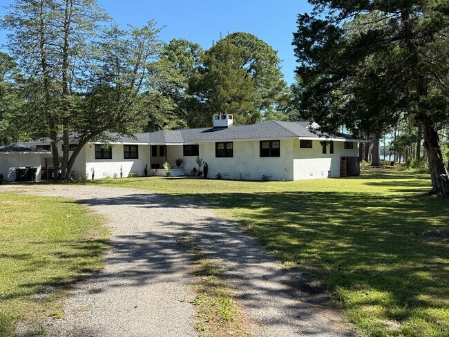Foto del edificio - 305 Ship Point Rd