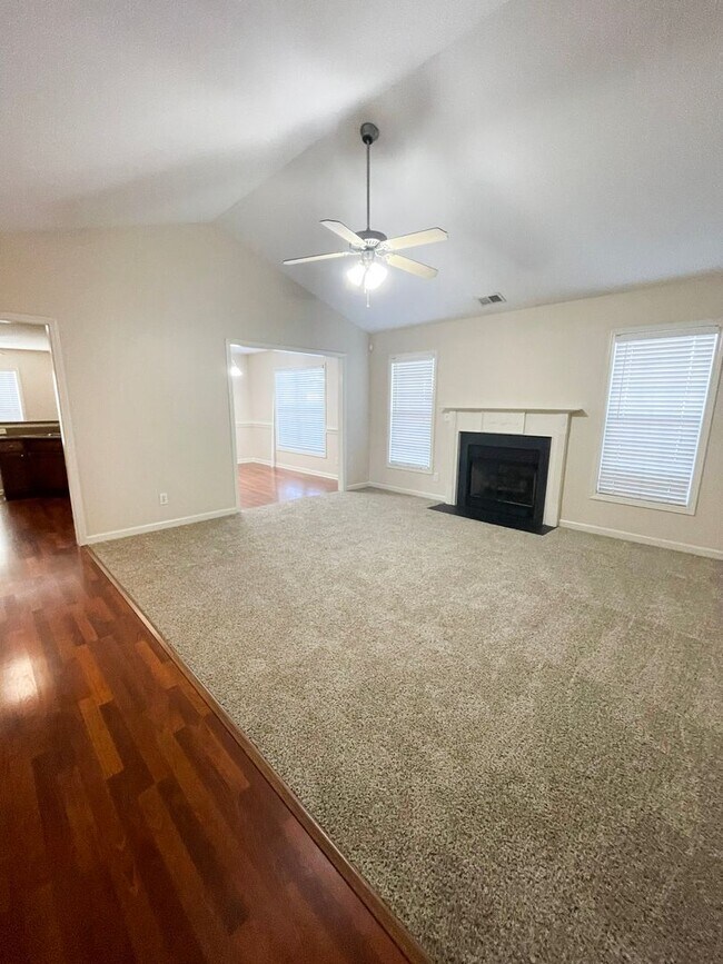 Foto del edificio - 3 Bedroom 2 Bathroom with a Bonus! No Pets