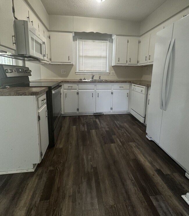 Building Photo - Northeast Raleigh 3 bedroom gem!