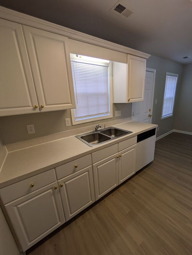 Building Photo - 2BD/1.5BA Townhome at Viewpoint in Hickory