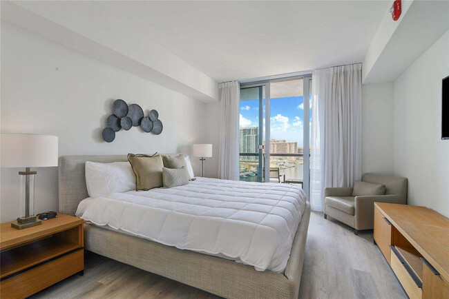 Building Photo - 2602 E Hallandale Beach Blvd