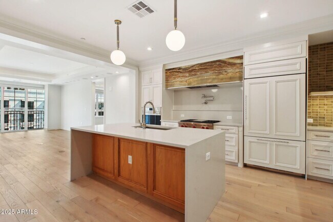 Foto del edificio - 4240 E Camelback Rd
