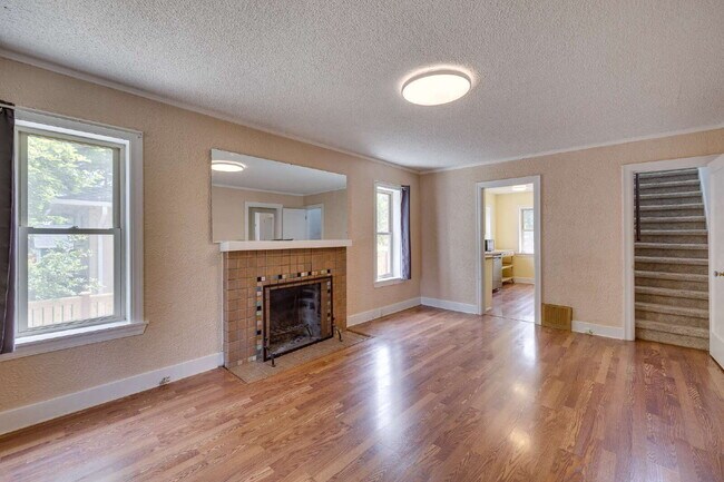 Building Photo - Adorable Wedgewood 4 Bedroom Available Now!