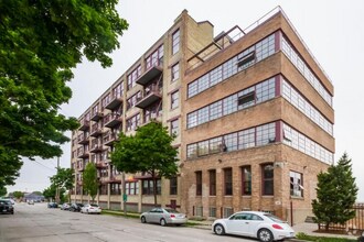 Building Photo - 215 W Maple St