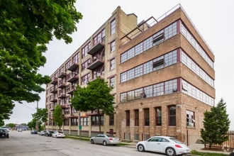 Building Photo - 215 W Maple St