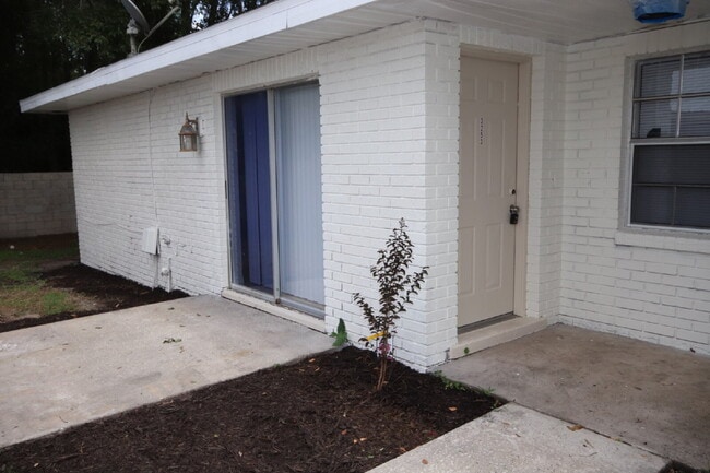 Foto del edificio - Freshly updated 2 bedroom 2 bath villa in ...