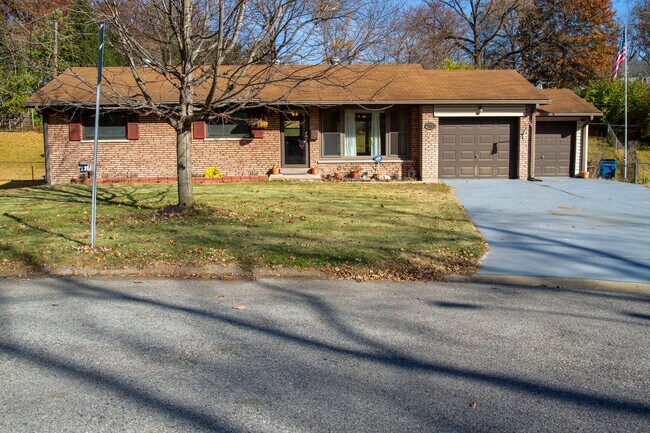 Building Photo - 715 Palace Ct