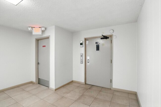 Foto del edificio - 1171 Compass Ln