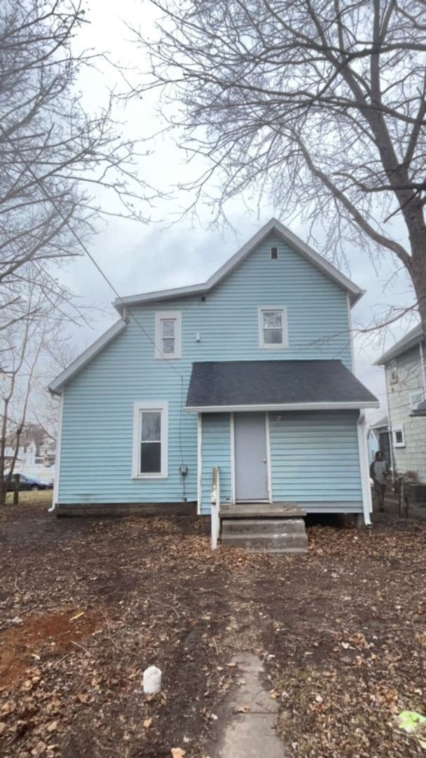 Building Photo - 5 Bedroom 2 Bathroom Home! Large Front Porch! Nice backyard!