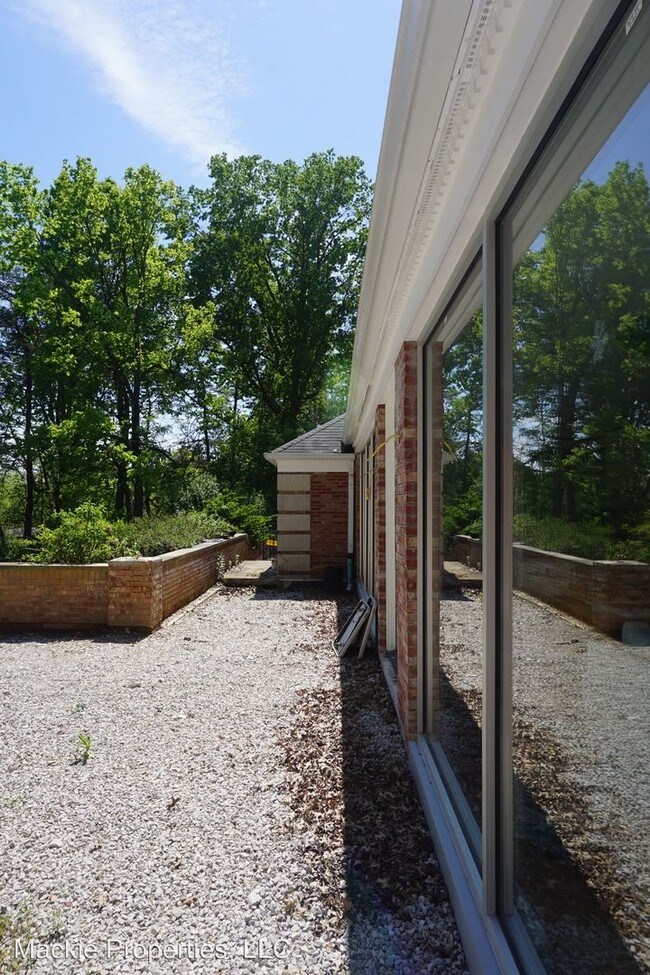 Building Photo - 1227 S Pickwick Pl
