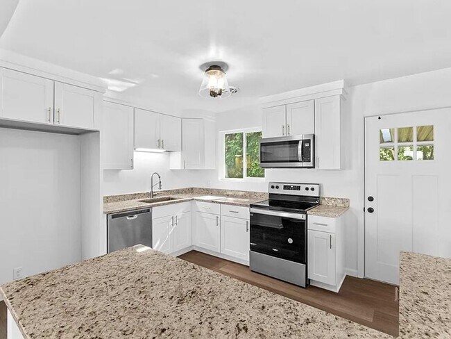 Foto del edificio - Renovated 4-Bedroom, 3-Bathroom Home in Millcreek