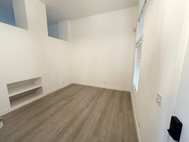 Building Photo - Dublin, Brookside Remodeled Tri- Level 3Br...