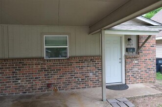 Building Photo - 4919 Lovell Ave
