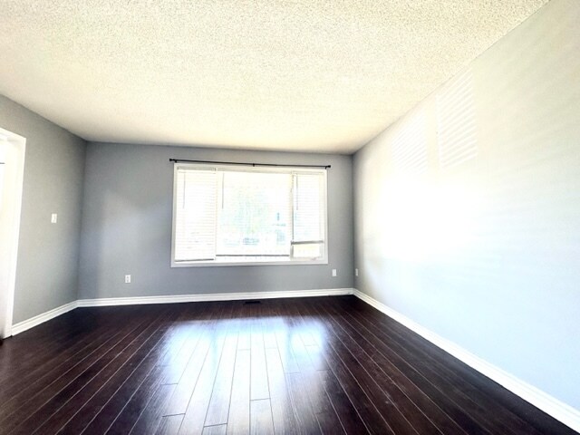 Photo du bâtiment - 3 Bedroom Semi-Detached Home for Rent in St. Thomas, Ontario | Finished Basement | Fenced Yard