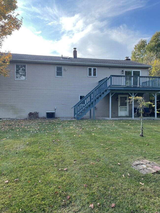 Building Photo - 10 Menna Rd