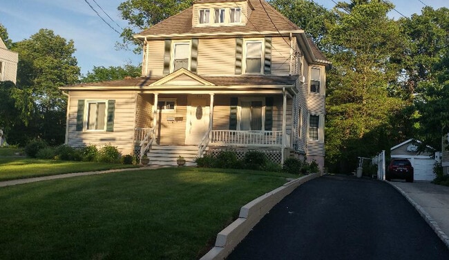 Building Photo - 238 Walnut St