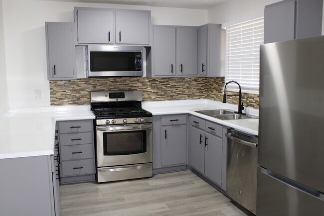 Foto del edificio - Spacious 4 bedrooms and 2 bathrooms in Kan...