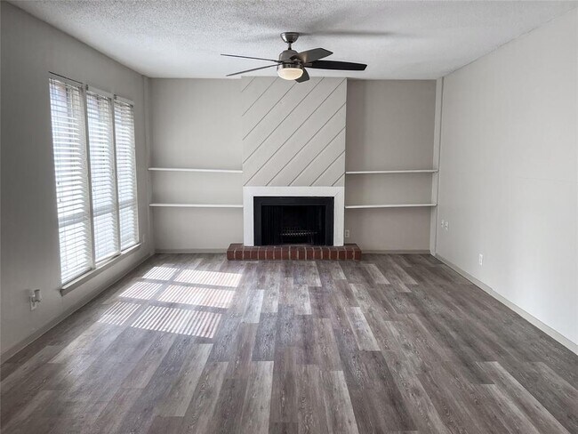 Foto del edificio - 7206 Creekside Dr