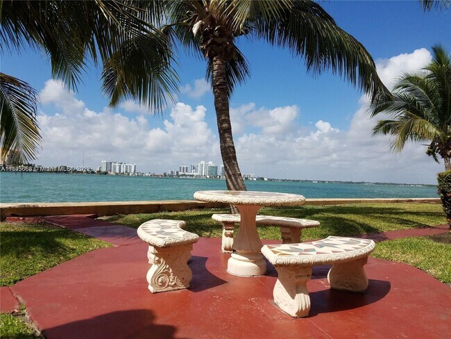 Foto del edificio - 2160 Bay Dr