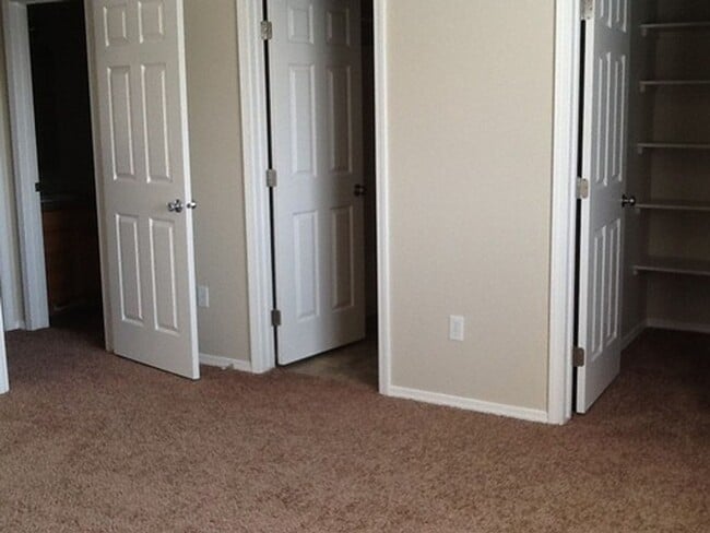 Foto del edificio - Spacious 4 bedroom 2.5 bath 2 story home