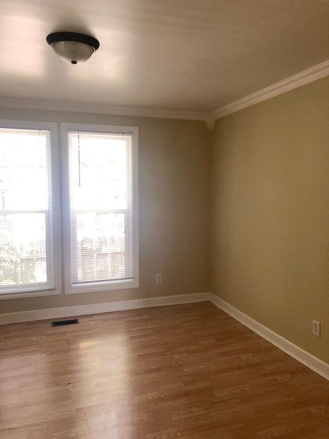 Foto del edificio - 704 E Main St