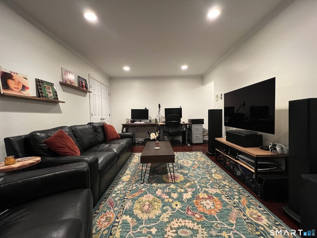 Building Photo - 279 Bridge St